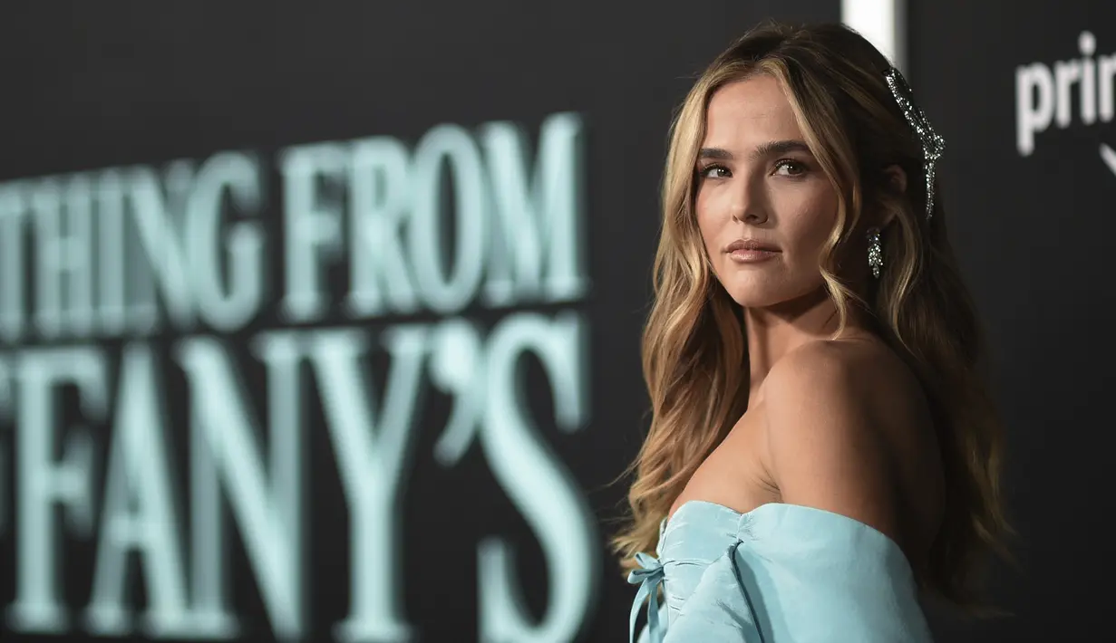 Zoey Deutch berpose saat tiba menghadiri pemutaran perdana film "Something From Tiffany's," di AMC Century City di Los Angeles pada Selasa, 29 November 2022. Zoey Deutch membelah rambut coklat-pirangnya di tengah. Rambutnya jatuh bergelombang di sisi wajahnya. (Photo by Richard Shotwell/Invision/AP)