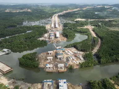 Foto yang diambil pada tanggal 12 Juli 2024 ini menunjukkan pemandangan dari udara dari jalan tol baru yang menghubungkan Ibu Kota Nusantara dengan kota Balikpapan, Kalimantan Timur yang masih dalam tahap penyelesaian pembangunan. (Foto: AFP)