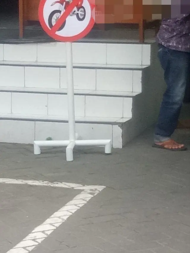 6 Tulisan Larangan di Halaman Kampus Ini Bikin Dahi Mahasiswa Berkerut