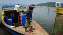 Petani melakukan bongkar muat hasil panen ikan bawal air tawar yang akan dibawa ke Pasar Ikan Muara Angke Jakarta dari Waduk Cirata di kawasan Desa Gudang, Cikalong Kulon, Cianjur, Jawa Barat, Senin (29/8/2022). Sejumlah petani ikan air tawar di kawasan Waduk Cirata sudah lebih dari dua bulan menjerit karena kenaikan harga pakan ikan dari Rp 8.500/kg menjadi Rp 10.500/kg sementara harga ikan bawal konstan Rp 14.500/kg di tingkat petani. (merdeka.com/Arie Basuki)