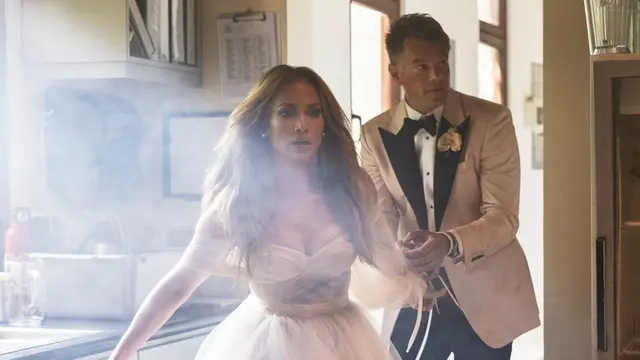 Jennifer Lopez dan Josh Duhamel dalam Shotgun Wedding. (Foto: Prime Video)