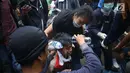 Seorang pelajar mendapat perawatan setelah terkena gas air mata dalam demonstrasi di belakang Gedung DPR, Palmerah, Jakarta, Rabu (25/9/2019). Polisi masih melakukan pemeriksaan terhadap sejumlah pelajar yang berhasil diamankan. (Liputan6.com/Angga Yuniar)