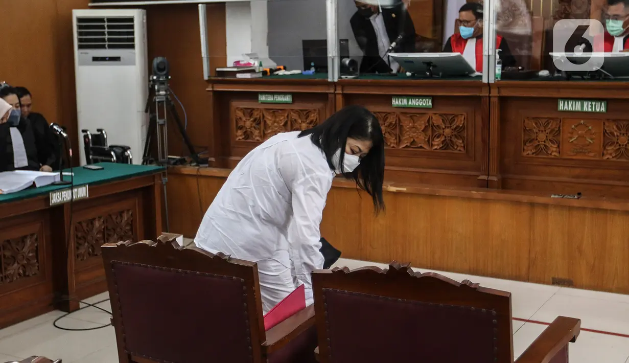 Terdakwa Putri Candrawathi bersiap menjalani sidang lanjutan dalam kasus pembunuhan Brigadir Yosua Hutabarat di Pengadilan Negeri Jakarta Selatan, Rabu (18/1/2023). Putri Candrawathi menjadi satu di antara lima orang yang menjadi terdakwa kasus pembunuhan berencana Brigadir Pol Nofriansyah Yosua Hutabarat bersama Ferdy Sambo, Richard Eliezer Pudihang Lumiu, Ricky Rizal Wibowo, dan Kuat Maruf. (Liputan6.com/Johan Tallo)