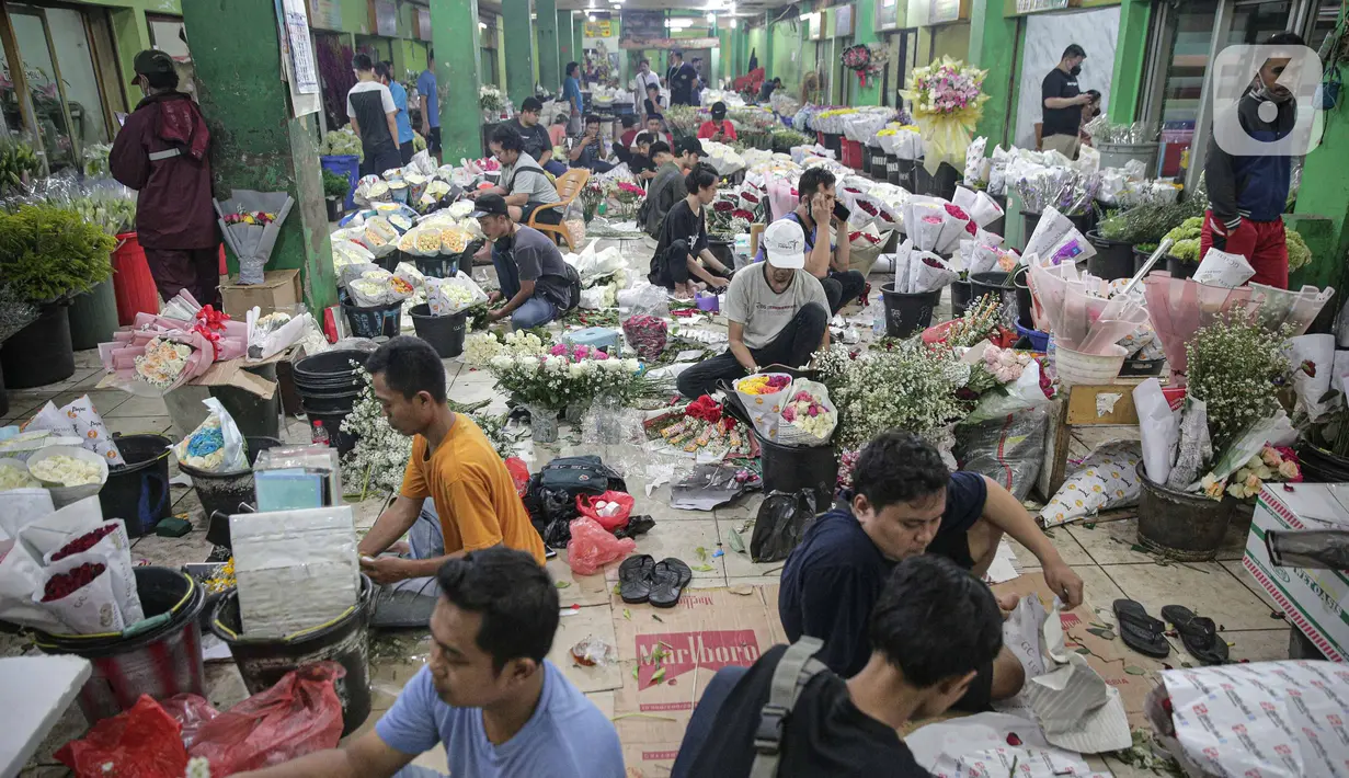 Suasana Pasar Bunga Rawa Belong, Jakarta, Senin (14/2/2022). Perajin buket setempat mengaku permintaan pesanan karangan bunga yang biasa dihadiahkan saat hari kasih sayang atau Valentine Day tersebut menurun. (Liputan6.com/Faizal Fanani)