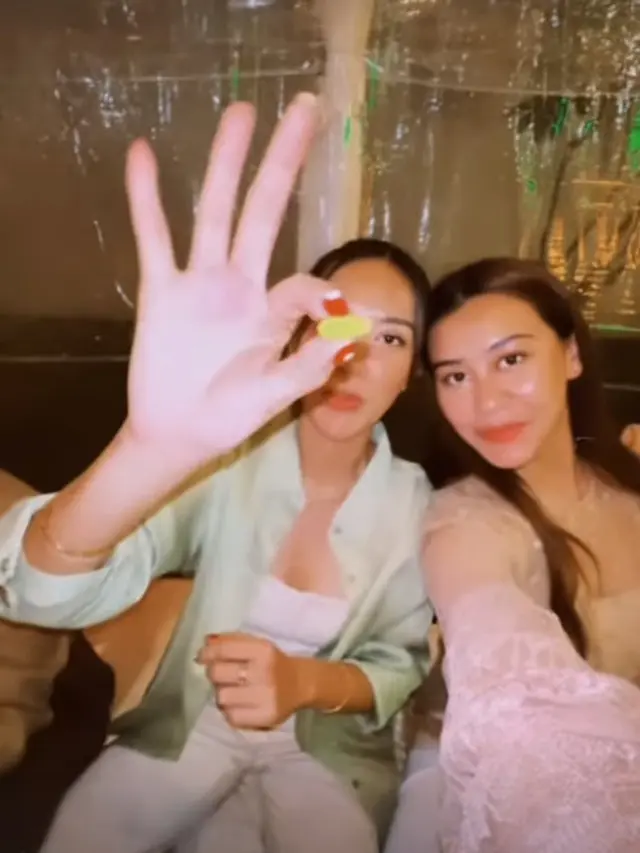 6 Gaya Kembaran Fuji Utami dan Aaliyah Massaid yang Kenakan Busana Renda Saat Buka Puasa