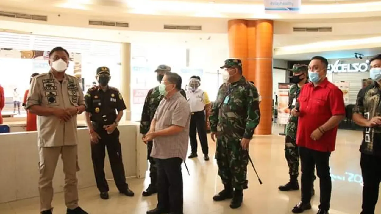 Gubernur Sulut bersama Forkopimda saat meninjau kesiapan pusat perbelanjaan di Manado menyambut era kenormalan baru.
