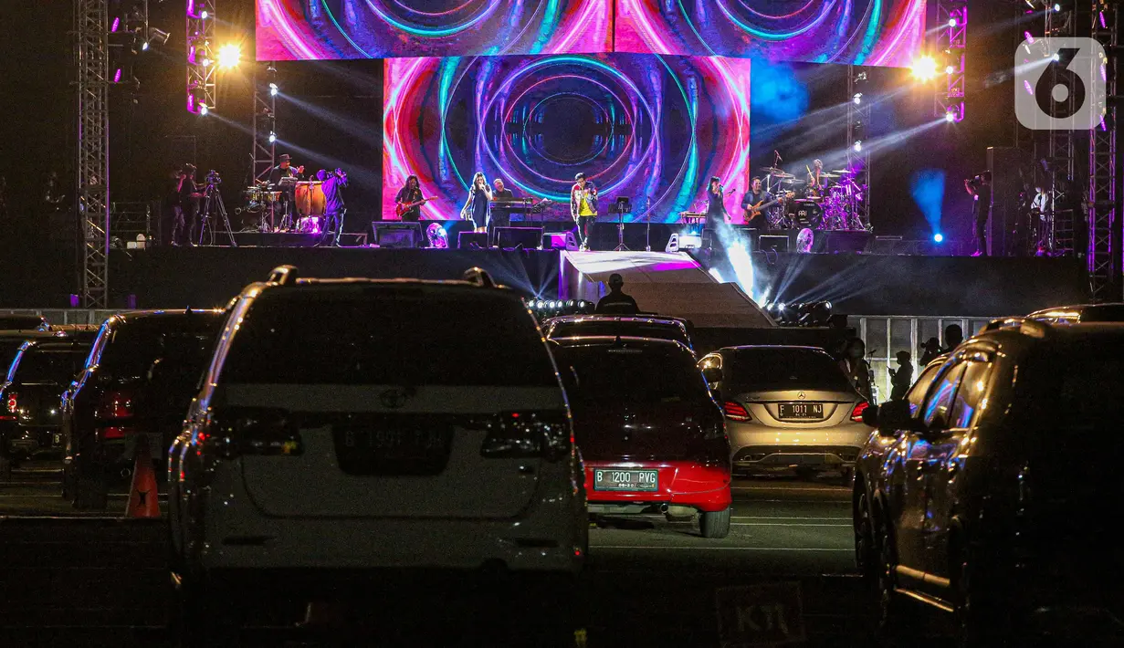Suasana konser New Live Experience 2020 pada hari kedua di Parkir Barat JIExpo Kemayoran, Jakarta, Minggu (30/8/2020). Konser musik dengan konsep drive-in tersebut digelar dengan menerapkan protokol kesehatan untuk mencegah penyebaran COVID-19. (Liputan6.com/Faizal Fanani)