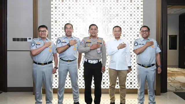 Direktur Utama PT Jasa Raharja Muhammad Awaluddin (kedua dari kiri) dan Kepala Korps Lalu Lintas (Kakorlantas) Polri Irjen Pol. Wibowo (tengah) (Istimewa)