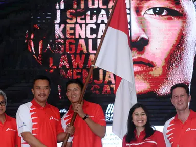 Rio Haryanto (ketiga kanan) menerima bendera Merah Putih dari Menpora Imam Nahrawi usai dipastikan bergabung dengan tim Manor Racing F1 di Jakarta, Kamis (18/2/2016). Rio akan mengikuti Formula 1 selama semusim penuh. (Liputan6.com/Helmi Fithriansyah)