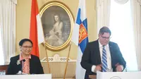 Pertemuan bilateral Menlu RI Retno Marsudi (kiri) dan Menlu Finlandia Timo Soini di Helsinki (18/6) (sumber: Kemlu RI)