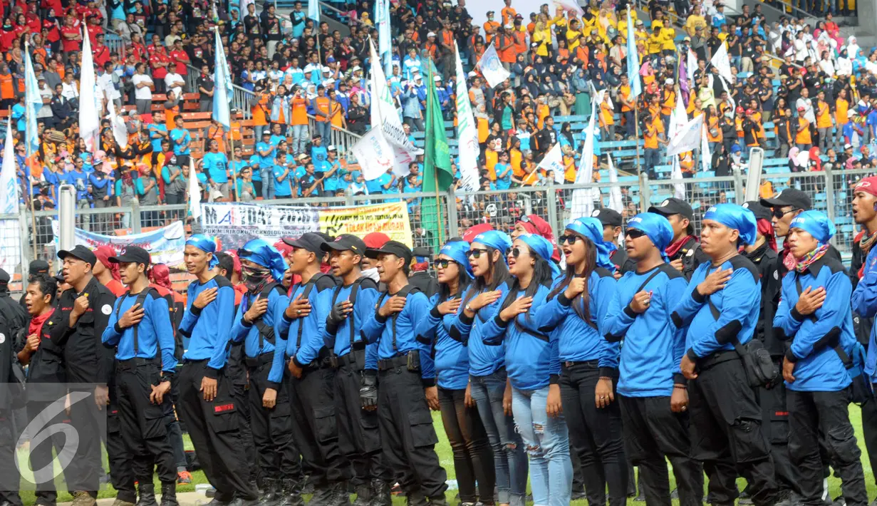Para buruh bernyanyi bersama saat di GBK, Jakarta, Minggu (1/5) GBK merupakan titik kumpul para Buruh dalam penyampaian aspirasi buruh saat Perayaan Buruh Internasional. (Liputan6.com/Helmi Afandi)