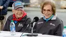 Mantan Presiden AS,  Jimmy Carter didampingi sang istri, Rosalynn Carter menghadiri acara yang digelar Habitat for Humanity di Nashville, Tennessee, Senin (7/10/2019). Tampil di depan publik, mata kiri Jimmy Carter memar dan mendapat beberapa jahitan di alis bagian atas. (AP/Mark Humphrey)