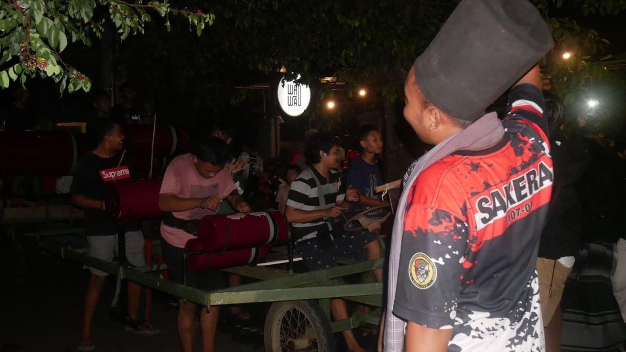 Yang membedakan dengan patrol warga di sini, alat musik patrol khas Lumajang menggunakan kentongan dan seruling bambu.