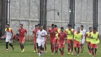 Para pemain Persija latihan perdana jelang babak 8 besar Piala Jenderal Sudirman di Lapangan Sawangan, Depok, Jawa Barat, Jumat (4/12/2015). (Bola.com/Vitalis Yogi Trisna)