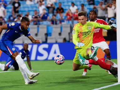 Pemain Chelsea, Christopher Nkunku, mencetak gol ke gawang Benfica pada laga 16 besar Piala Dunia Antarklub 2025 di Bank of America Stadium, Minggu (29/6/2025). (AP Photo/Nell Redmond)
