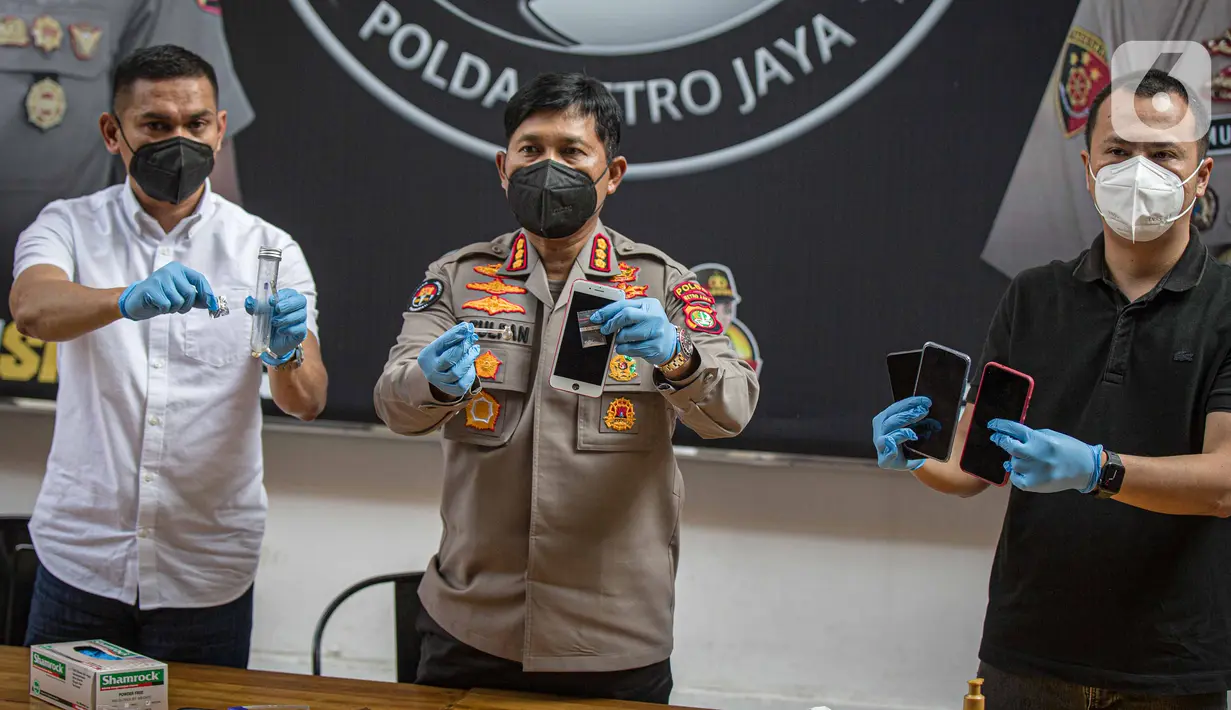 Kabid Humas Polda Metro Jaya Kombes Zulpan (tengah) menunjukkan barang bukti saat rilis kasus penyalahgunaan narkoba DJ Chantal Dewi di halaman Direktorat Narkoba Polda Metro Jaya, Jakarta, Kamis (17/3/2022). Chantal Dewi ditangkap polisi di apartemen mewah di Cilandak. (Liputan6.com/Faizal Fanani)