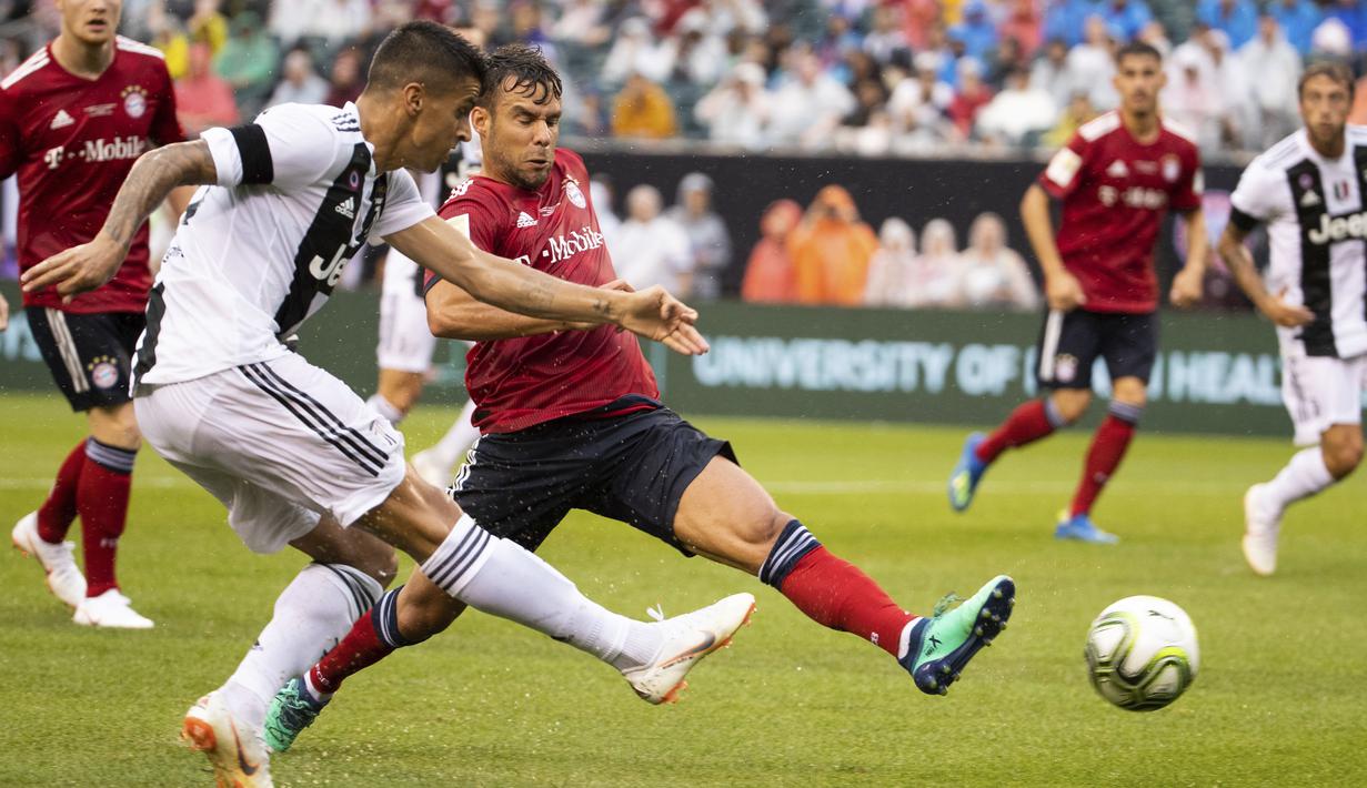 Aksi pemain Juventus, Joao Cancelo (kiri) melepaskan tembakan ke gawang Bayern Munchen pada laga International Champions Cup 2018 di Lincoln Financial Field, Philadelphia, (25/7/2018). Juventus menang 2-0. (AP/Chris Szagola)