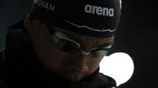 Perenang Indonesia, Jason Donovan berkonsentrasi sebelum berenang pada nomor 50 meter gaya bebas putra dalam Kejuarnas Akuatik Indonesia 2026 di Stadion Akuatik Gelora Bung Karno, Senayan, Jakarta, Jumat (01/05/2026). (Bola.com/Bagaskara Lazuardi)
