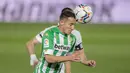 Gelandang Real Betis, Andres Guardado mengontrol bola di depan striker Real Madrid, Karim Benzema dalam laga lanjutan Liga Spanyol 2020/2021 pekan ke-33 di Alfredo Di Stefano Stadium, Madrid, Sabtu (24/4/2021). Real Betis bermain imbang 0-0 dengan Real Madrid. (AFP/Gabriel Bouys)