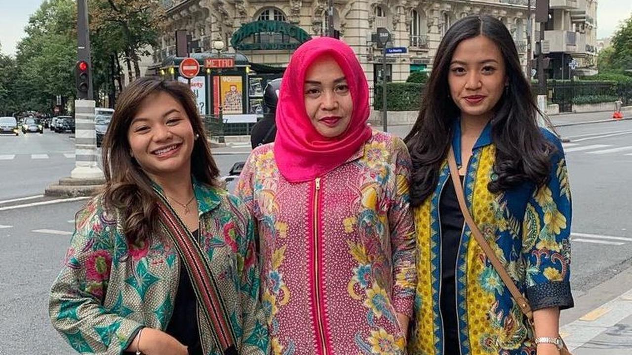 Kecantikan Amel Carla dan Sang Kakak Turun Temurun dari Mama Oktarina