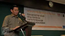 Direktur Jenderal HAM, Mualimin Abdi memberikan sambutan saat diskusi bertajuk ‘Peningkatan Peran Negara untuk Penghentian Praktik Penyiksaan Bagi Korban’ yang digelar KontraS, Jakarta, Kamis (25/6/2015). (Liputan6.com/Johan Tallo)