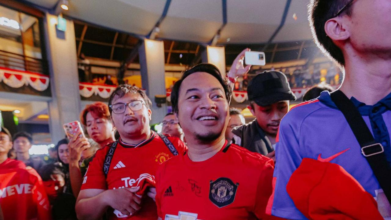 Kehadiran Schmeichel membuah heboh dan histeris fans. 

Mereka langsung menyanyikan yel-yel khas Manchester United dan chant untuk Peter Schmeichel.