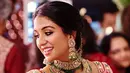 Rambut panjang Radhika Merchant pun dikepang dengan hiasan warna-warni dan makeup double eyeliner [@taruntahiliani]