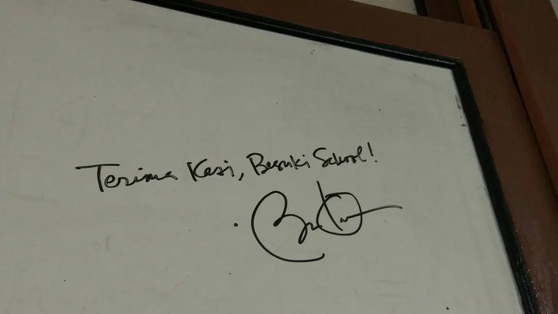 Tanda tangan dan tulisan Obama di pojok kanan papan tulis di ruangan kelas tiga SDN Menteng 01 Jakarta (Liputan6.com/Citra Dewi)