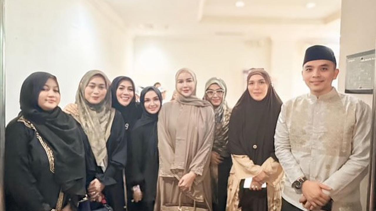 4 Potret Aura Kasih Tampil Berhijab saat Hadiri Acara Kajian, Dipuji Cantik dan Didoakan Istiqomah