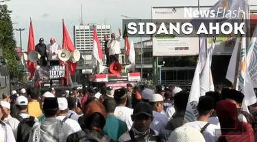 Saat sidang Ahok, polisi telah bersiaga sejak hadir sejak Selasa pagi. Bahkan saat masa yang kontra Ahok hadir dengan mobil komandonya, mereka langsung dijaga ketat. begitu juga saat massa pro Ahok tiba.