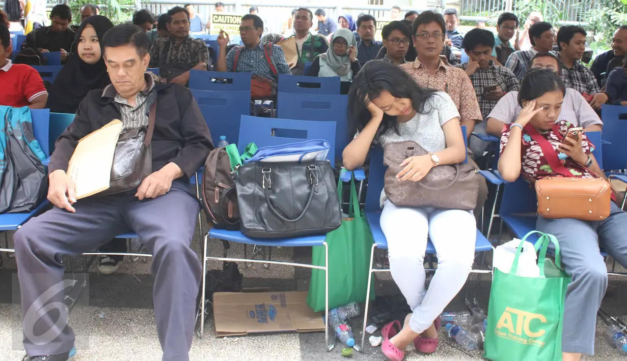 Pemohon pajak mengantri untuk mengikuti program Tex amnesty di kantor Ditjen Pajak, Jakarta, Jumat (31/3). Hari ini merupakan hari terakhir program pengampunan pajak atau tax amnesty dan akan di tutup pada pukul 00:00. (Liputan6.com/Angga Yuniar)