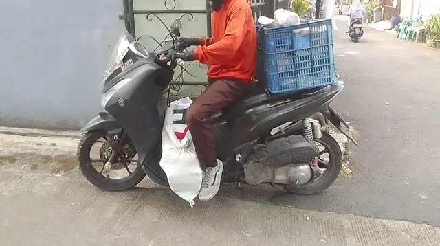 Sisi Pahit Kurir Paket, Terjerat Suspend hingga Ongkir Terpangkas