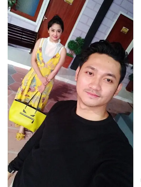 Kekesalan Depe bertambah lantaran Angga sering kali ngobrol berdua dengan dancer tersebut. Apalagi penari tersebut minta nomor telpon Angga yang menurutnya minta kerjaan. (Instagram/anggawijaya88)