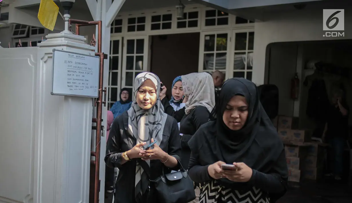 Sejumlah tamu meninggalkan rumah duka usai melayat almarhumah istri Indro Warkop, Nita Octobijanthy di kawasan Pulo Mas, Jakarta, Rabu (10/10). Rencananya jenazah istri Indro Warkop akan dimakamkan di TPU Tanah Kusir hari ini. (Liputan6.com/Faizal Fanani)
