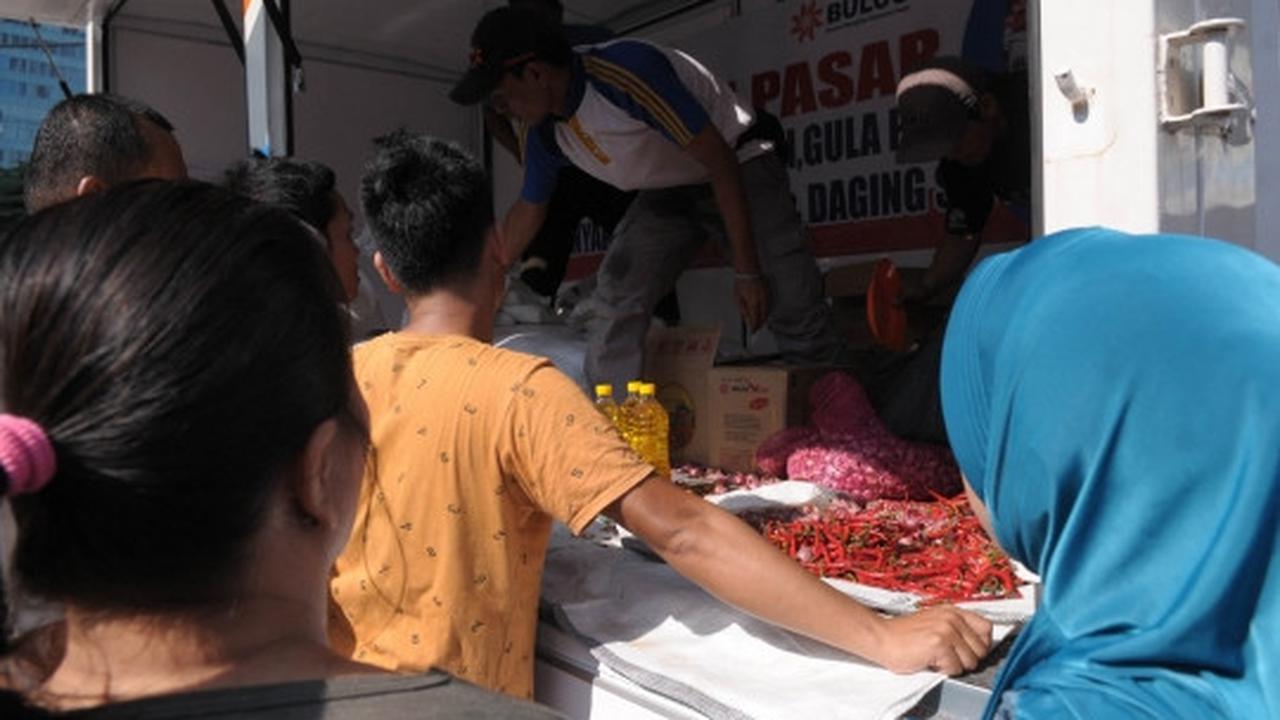Warga serbu operasi pasar murah di Benhil