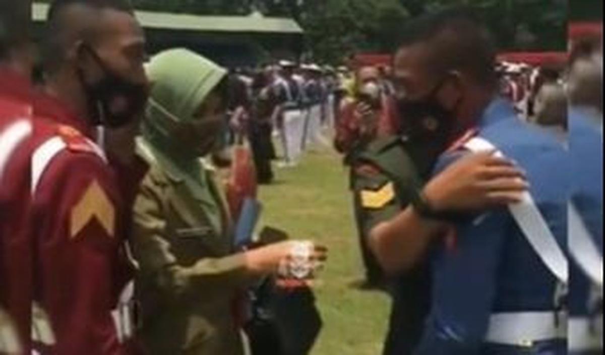 Mereka kemudian saling berpelukan dengan kedua anak kembar yang dicintainya itu.