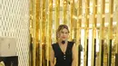 Adinda Thomas tampil dengan midi skirt dan modifikasi vest. Stiletto shoes dan flap bag YSL dengan warna senada melengkapi keseluruhan look. / Foto: Adrian - Fimela.com.