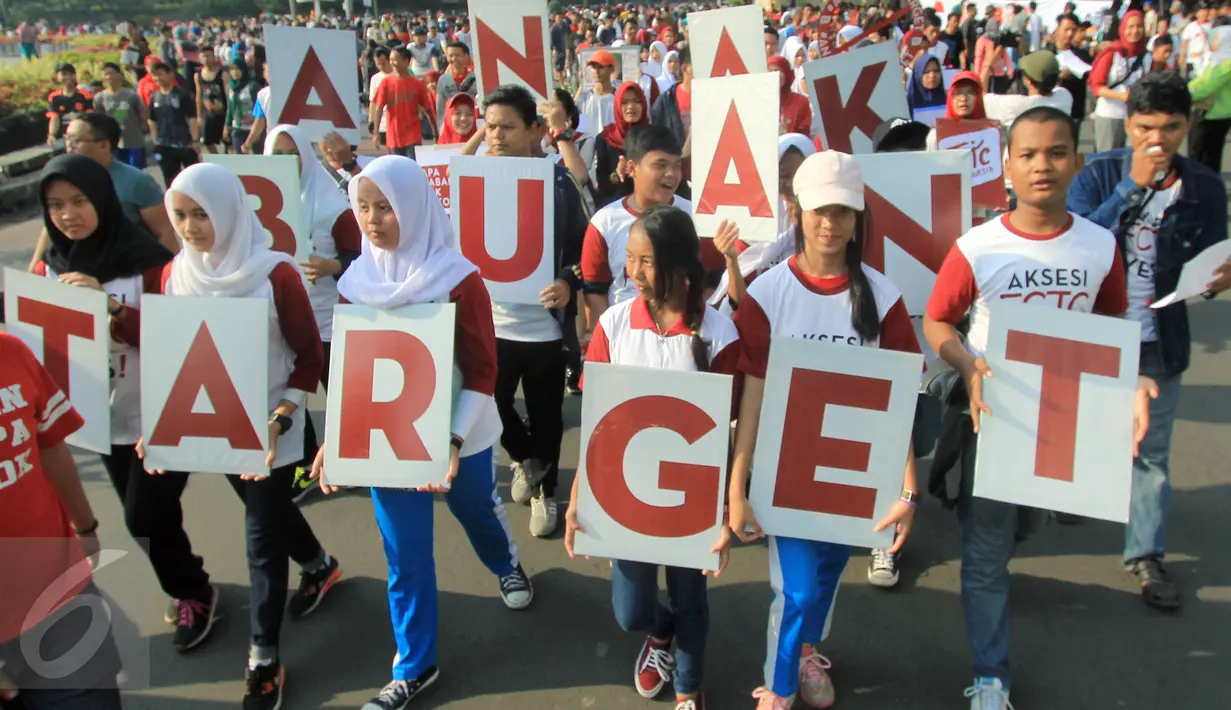 Aksi solidaritas massa yang tergabung dari Lentera Anak Indonesia di Bundaran HI, Jakarta, Minggu (24/7). Memperingati Hari Anak, mereka meminta Presiden Jokowi melindungi anak-anak Indonesia dari dampak konsumsi rokok. (Liputan6.com/Johan Tallo)