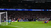 Pemain Atletico Madrid, Julian Alvarez, terjatuh setelah melakukan tendangan penalti dalam adu penalti di akhir pertandingan babak 16 besar Liga Champions, leg kedua, antara Atletico Madrid dan Real Madrid di Stadion Metropolitano di Madrid, Spanyol,&nbsp;Kamis dini hari WIB (13-3-2025). (AP Photo/Manu Fernandez)