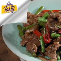 Kalau kamu sudah merasa bosan dengan semur daging sapi, maka sekarang kamu bisa mencoba resep Beef with Black Pepper. (Fotografer: Bambang E. Ros/DI: M. Iqbal Nurfajri/Chef: Arum Sari)