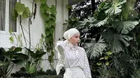 Inspirasi gaya hijab beauty influencer Aghnia Punjabi. (Dok. Instagram/@emyaghnia/https://www.instagram.com/p/Cp1TWy7pcU9/?hl=en/Dyra Daniera)