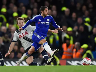 Gelandang Chelsea, Eden Hazard (kanan) berusaha membawa bola dari kawalan bek Tottenham Hotspur, Eric Dier pada lanjutan liga Inggris  di Stamford Bridge, London, (3/5). Chelsea bermain imbang dengan Tottenham dengan skor 2-2. (Reuters/Dylan Martinez)