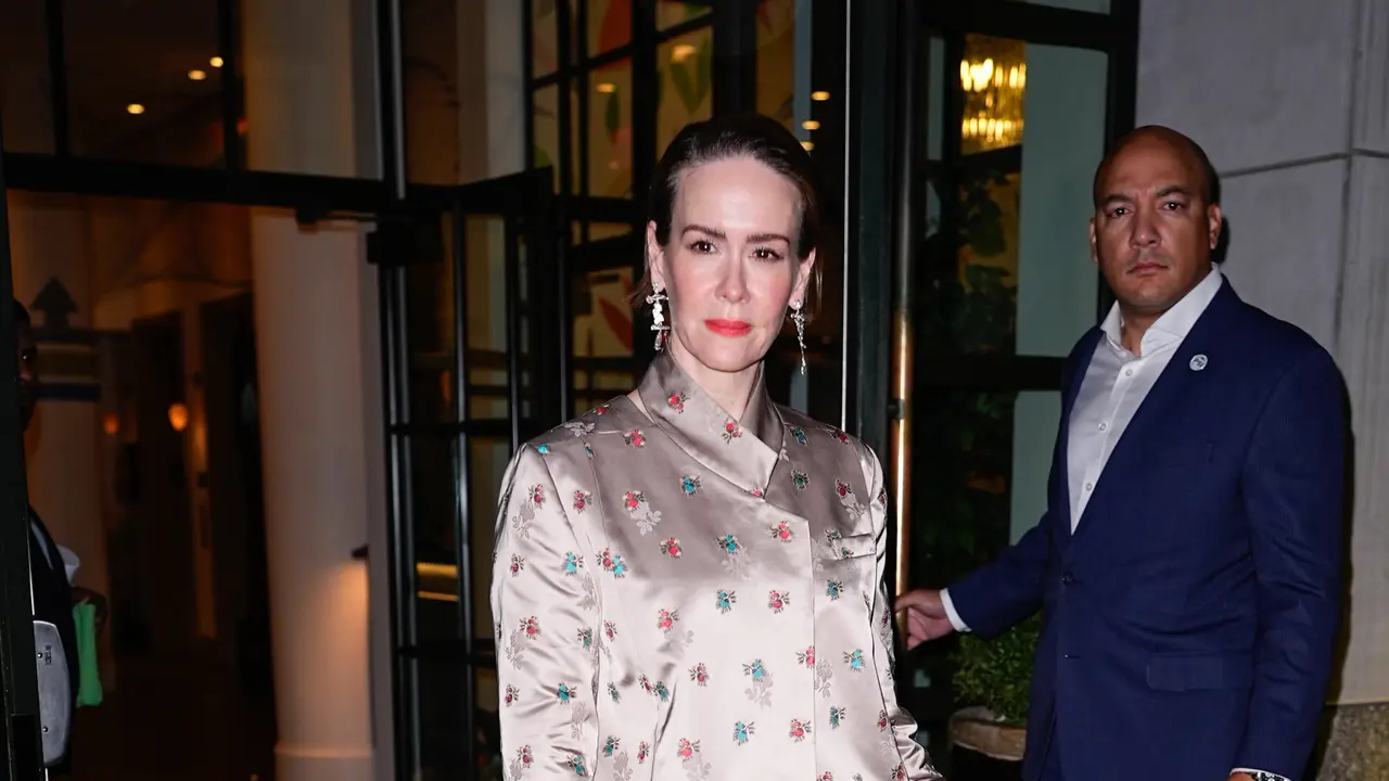 Sentuhan Mewah Sarah Paulson, Pakai Jaket Satin Bertabur Bunga dari Tory Burch SS 2026