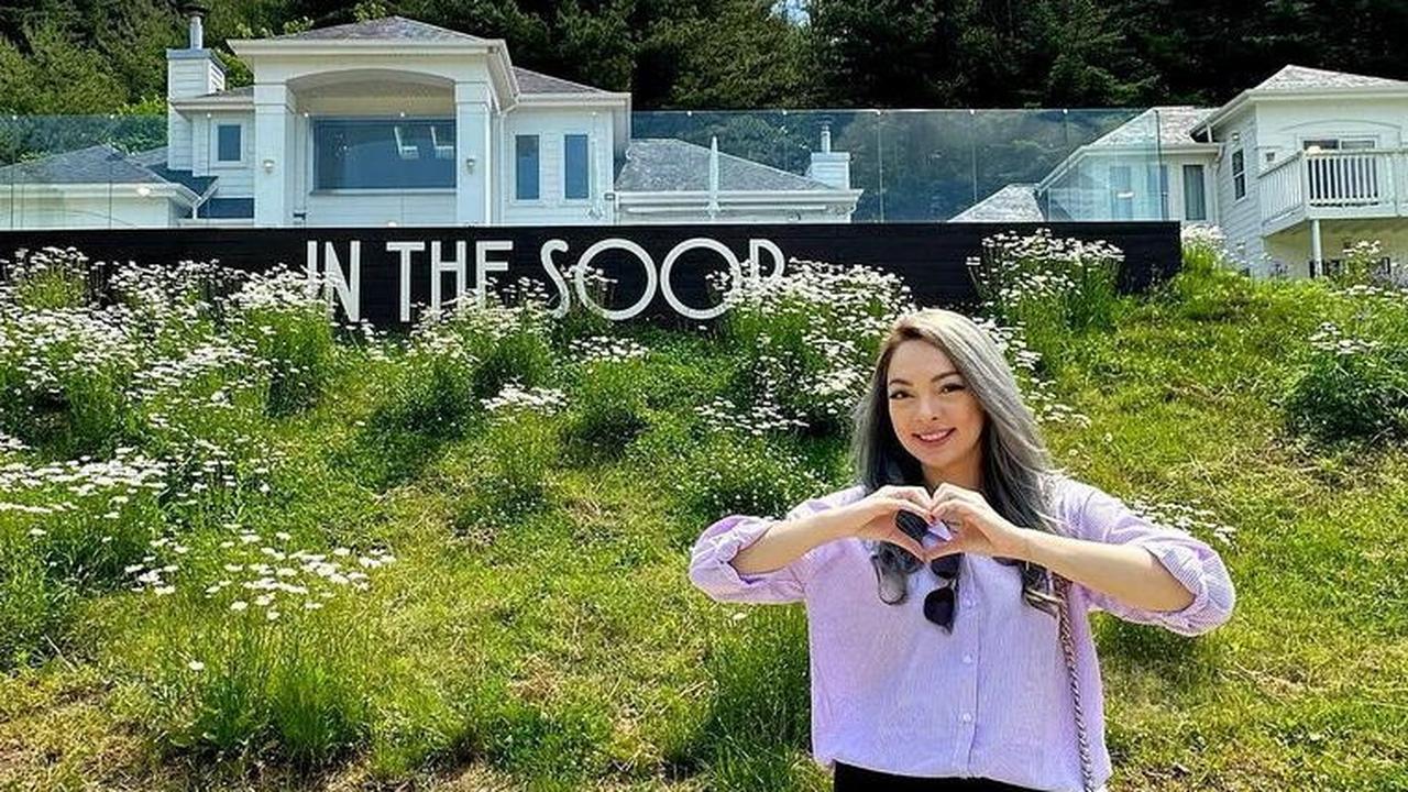 Reisa memang dikenal sebagai salah satu penggemar dari grup idol BTS. Tak ingin melewati kesempatan, Reisa pun mengunjungi lokasi syuting BTS In The Soop 2.