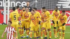 Para pemain Barcelona merayakan gol kedua yang dicetak striker Lionel Messi (tengah) ke gawang Athletic Bilbao dalam laga lanjutan Liga Spanyol 2020/21 di San Mames Stadium, Bilbao, Rabu (6/1/2021). Barcelona menang 3-2 atas Athletic Bilbao. (AFP/Ander Gillenea)