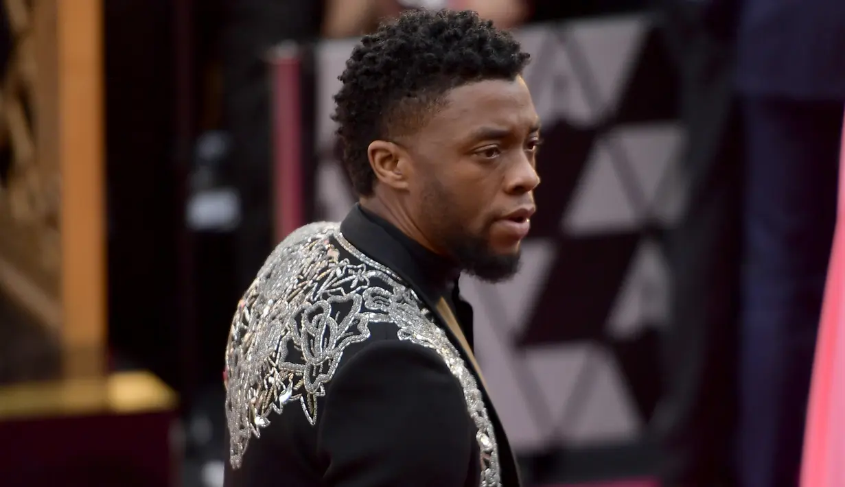 Aktor Chadwick Boseman saat menghadiri Academy Awards ke-90 di Hollywood, California (4/3). Jas berhias sulaman mirip yang dikenalan ketika berperan sebagai T'Challa alias Black Panther. (Matt Winkelmeyer/Getty Images/AFP)