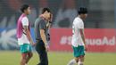 Bukan hanya pemain, bahkan Shin Tae-yong pun tidak dapat menutupi rasa kekecewaanya usai gagal membawa Garuda Nusantara ke babak semifinal Piala AFF U-19. (Bola.com/M Iqbal Ichsan)