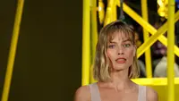 Margot Robbie Lebih Segar dengan Potongan Rambut Bob dan Poni Depan