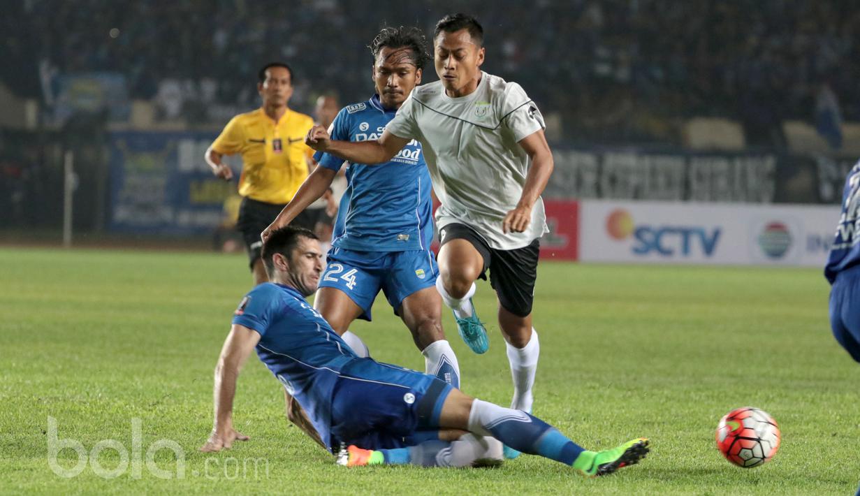 Pemain Persela Lamongan, Samsul Arif, menerobos pertahanan Persib Bandung pada laga Piala Presiden 2017 di Stadion Si Jalak Harupat, Bandung, Jumat (17/2/2017). Persib menang 2-0 atas Persela. (Bola.com/Nicklas Hanoatubun)