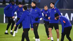 Gelandang Istanbul Basaksehir, Nacer Chadli (tengah) melakukan pemanasan saat mengikuti sesi latihan di Paris (7/12/2020). Istanbul Basaksehir akan bertanding melawan PSG pada grup H Liga Champions di Stadion Parc des Princes. (AFP/Franck Fife)